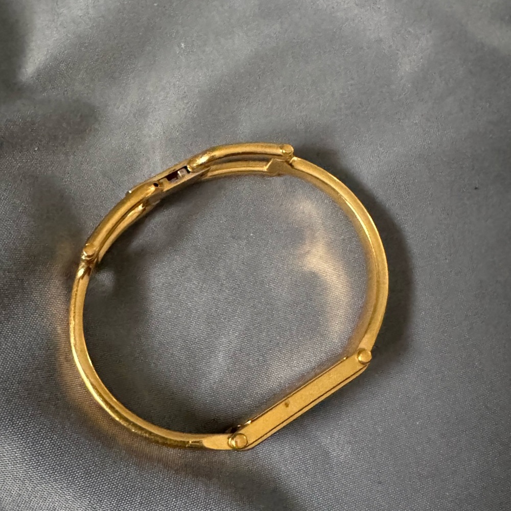 Gucci 1500L Bangle Watch - gold and black - Picture 8 of 9